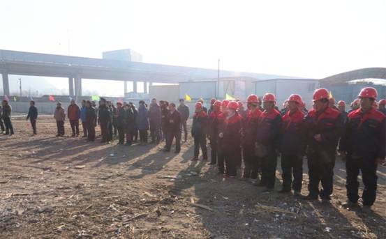 揚鞭策馬喜圓發展夢，萬眾一心共筑新長城