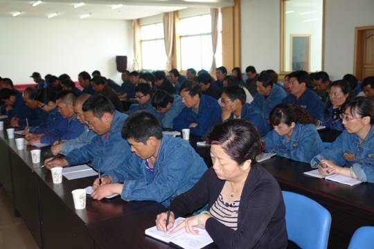 青海物產工業投資有限公司、青海長春炭素有限公司召開貫徹省第十二次黨代會精神學習傳